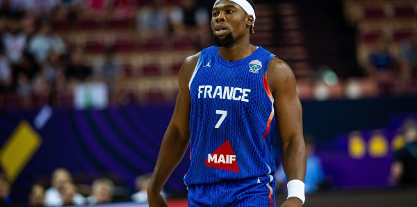 稳定发挥！亚布塞莱5中2&amp;amp;amp;三分3中1拿到6分7篮板2助攻2抢断