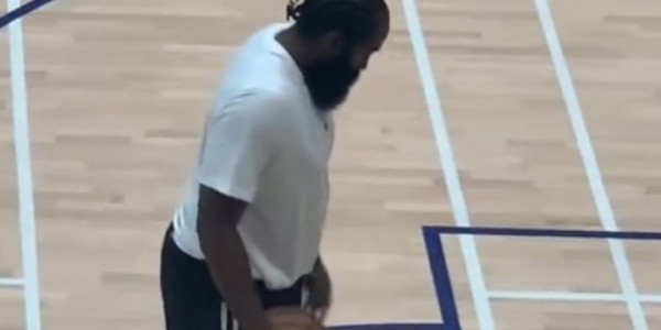 电竞投注平台-休赛期登哥胖了呢哈登中国行训练被球迷拍到 橙色哈登9很吸睛