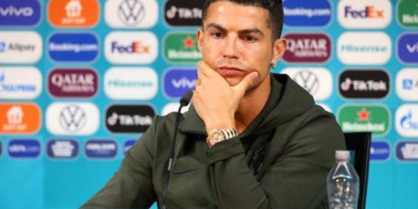 直播观看-C罗拒绝跟可乐同框是虚伪？不是！葡国牙医感谢他！