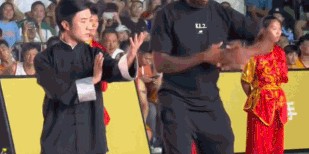 咏春卡！伦纳德现场学习咏春拳，一招一式和抱拳礼都有模有样