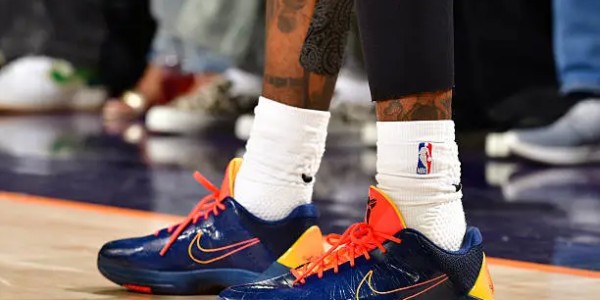 格林穿着Kobe5，得到26分5篮板6助攻1抢断