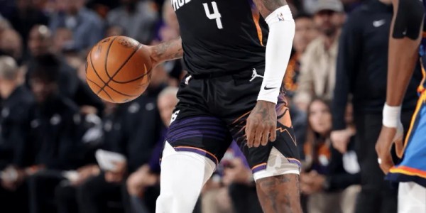 格林穿着Kobe5，得到26分5篮板6助攻1抢断
