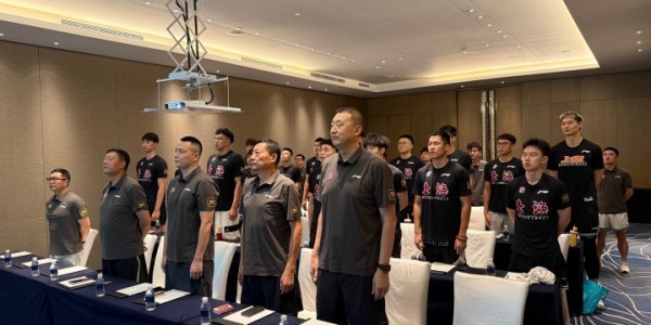 上海男篮集体观看阅兵仪式 新援张镇麟与李弘权李添荣同排就坐