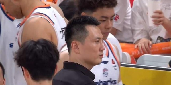 赛程安排-半场49-49！胡金秋爆发独砍22分，广厦领先两位数被抹平，想赢难