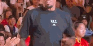 咏春卡！伦纳德现场学习咏春拳，一招一式和抱拳礼都有模有样